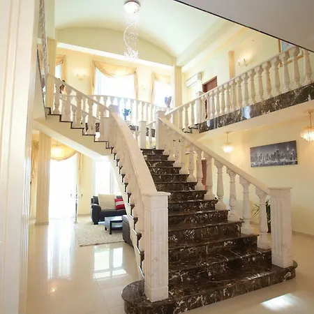 Luxury Mansion لارنكا